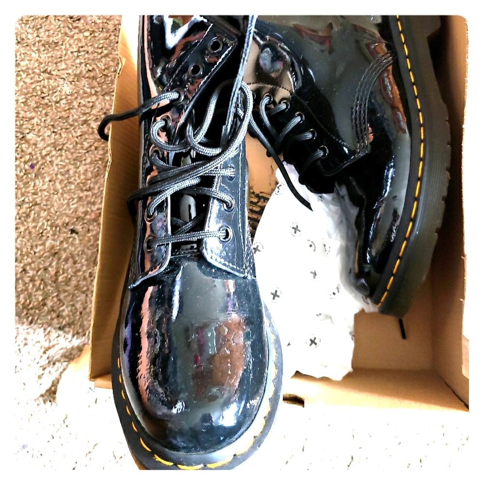 Size 8US /6UK 1460 DR. MARTEN BLACK PATENT LAMPER